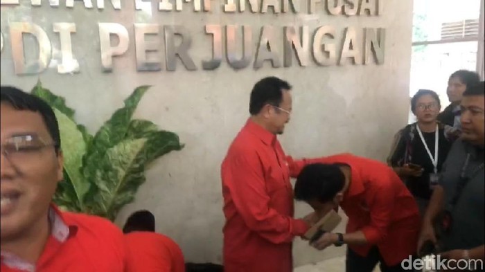 Gibran Rakabuming mencium tangan Achmad Purnomo (Satria Kusuma/detikcom)