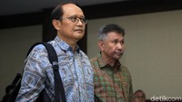 Mantan Kepala BP Migas, Raden Priyono (batik hijau) dan mantan Deputi Finansial Ekonomi dan Pemasaran, Djoko Harsono (batik biru) menjalani sidang kasus korupsi kondensat di Pengadilan Tipikor, Jakarta, Senin (10/2/2020).