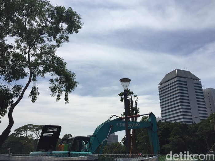 Aktivitas alat berat di kawasan selatan lapangan merdeka, Monas. (Tiara Aliya Azzahra/detikcom)