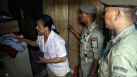 Sebagian kafe yang berdiri di Gang Royal ini merupakan pindahan dari Kalijodo.