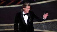 Brad Pitt berhasil mengalahkan Tom Hanks, Al Pacino hingga Joe Pesci untuk perannya sebagai stuntman di film garapan Quentin Tarantino itu. Kevin Winter/Getty Images