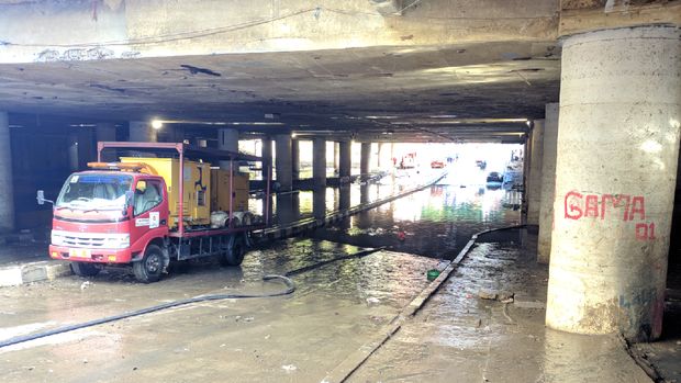 Underpass Kemayoran masih digenangi air dan lumpur.