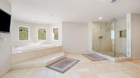 Kamar mandi utama rumah ini memiliki bak jacuzzi yang nyaman.