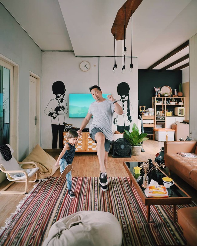 Ringgo Agus dan istrinya, Sabai Morscheck, tinggal di hunian dengan interior bergaya Skandinavia yang kental. Sentuhan etnik memberi daya tarik tersendiri. (Foto: Instagram/@ringgoagus)