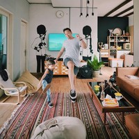 Ringgo Agus dan istrinya, Sabai Morscheck, tinggal di hunian dengan interior bergaya Skandinavia yang kental. Sentuhan etnik memberi daya tarik tersendiri. (Foto: Instagram/@ringgoagus)