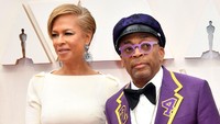 Sutradara Spike Lee tampil bersama istrinya, Tonya Lewis Lee, di Oscar 2020 di California, AS pada Senin (10/2). Amy Sussman/Getty Images
