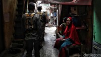 Lokalisasi Gang Royal sendiri diketahui sudah 30 tahun berdiri. Beberapa kafe di antaranya merupakan pindahan dari Kalijodo.