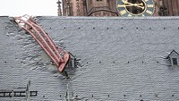 Potret crane yang menimpa atap gereja.
