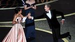 Meme-able! Pose Kocak Brad Pitt Usai Juara Oscar 2020