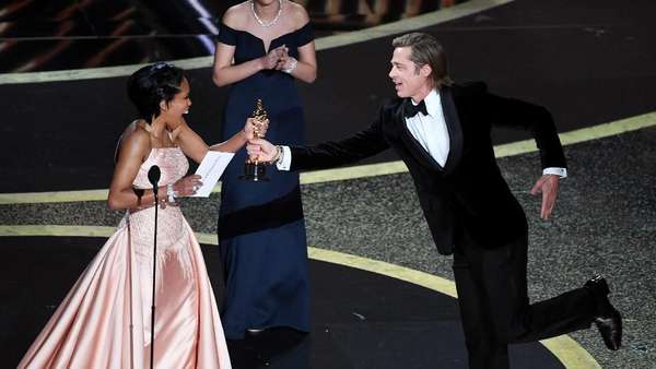 Meme-able! Pose Kocak Brad Pitt Usai Juara Oscar 2020 Meme-able! Pose Kocak Brad Pitt Usai Juara Oscar 2020