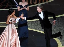 Meme-able! Pose Kocak Brad Pitt Usai Juara Oscar 2020