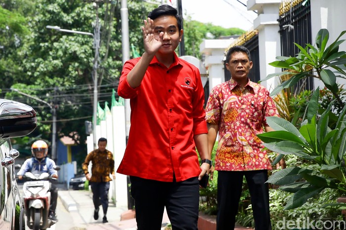 Gibran Rakabuming Raka Tiba di DPP PDIP Jakarta Putra Presiden Joko Widodo, Gibran Rakabuming Raka tiba di DPP PDIP Jakarta. Kedatangannya itu untuk menjalani uji kelayakan dan kepatutan Pilkada Solo.