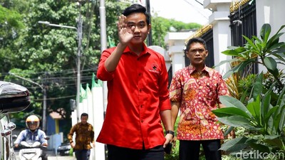Gaya Gibran Rakabuming Saat Tiba di DPP PDIP Jakarta