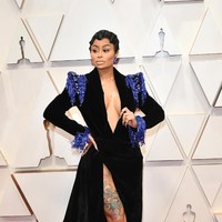 Blac Chyna menebar aura seksinya di Oscar 2020 dengan gaun hitam velvet berbelahan dada rendah yang dihiasi embellishment biru. Gaun tersebut juga hadir dengan belahan rok tinggi yang mengekspos kakinya yang bertato. Penampilan mantan pasangan Rob Kardashian ini membuat mata terbelalak bukan karena alasan yang bagus, tapi penampilannya terlihat terlalu vulgar dan terkesan murahan. Foto: Amy Sussman/Getty Images