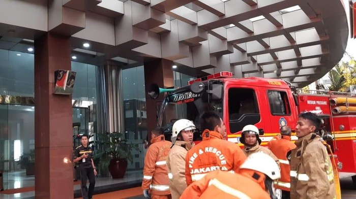 Petugas pemadam kebakaran berada di Graha Inti Fauzi Buncit.
