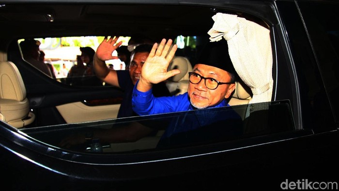 Zulkifli Hasan (Zulhas) resmi mendaftar sebagai calon Ketua Umum (Ketum) PAN. Zulhas mengaku didukung oleh 26 DPW PAN se-Indonesia.