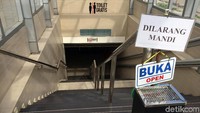Toilet bawah tanah bertaraf intenasional itu gratis lho. Meski tak dipungut biaya, pengunjung tak diperkenankan untuk mandi di toilet tersebut.