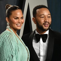 Chrissy Teigen mengaku pernah berhubungan seks dengan John Legend di pesawat. Kami sedang perjalanan ke Thailand, terbang dengan pesawat komersil kelas satu. Saat itu kami (berhubungan seks) di bawh selimut, ungkap Chrissy kepada Cosmopolitan. Foto: Frazer Harrison/Getty Images
