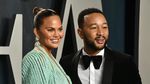 Penampilan Seksi Chrissy Teigen di Vanity Fair Oscar 2020