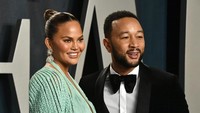Chrissy Teigen dan John Legend saat tampil di Vanity Fair Oscar 20202 di California, AS pada Senin (10/2). Frazer Harrison/Getty Images