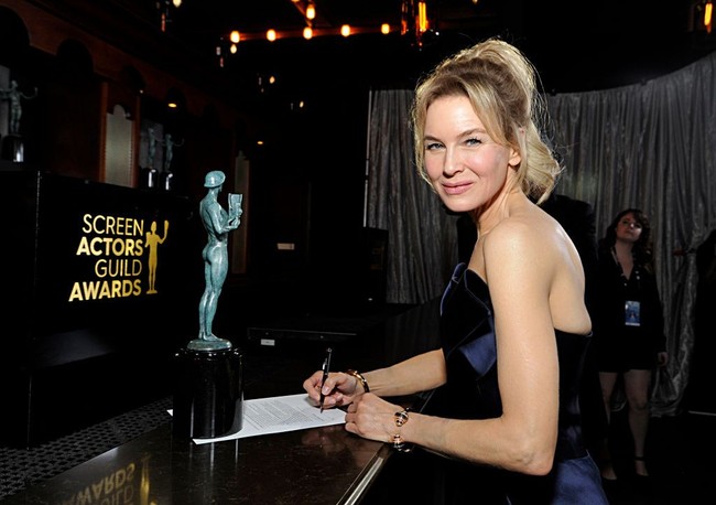 Ketika tampil di karpet merah, wajah Renee Zellweger memang kerap berubah-ubah. Makanya dugaan operasi plastik kerap menghampirinya. Sampai-sampai bintang film Bridget Jones Diary itu merasa muak dengan kabar tersebut. Foto: Dok. Getty Images