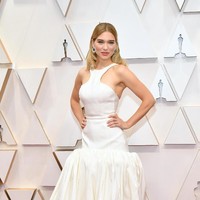Senasib dengan Salma Hayek, aktris Lea Seydoux juga mengenakan gaun putih yang membuat dia lebih terlihat seperti wanita yang akan menuju altar pernikahan. Bukan perhelatan Oscar 2020. Ditambah lagi list warna hitam di bagian hem bawah membuat penampilannya terliaht lebih aneh. Foto: Amy Sussman/Getty Images