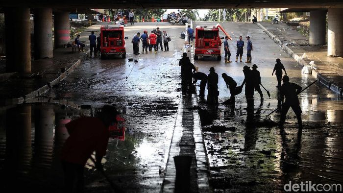Banjir di Underpass Kemayoran Sejumlah petugas membersihkan sisa lumpur dan air yang masih berada di underpass Kemayoran, Jakarta Senin (10/2). Menurut keterangan petugas saat ini underpass Kemayoran belum bisa dilalui kendaraan karena masih dalam tahap pengeringan.