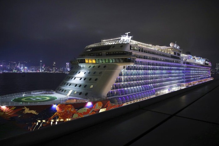 Negatif Corona, Ribuan Penumpang Kapal Pesiar World Dream Diturunkan Ribuan penumpang kapal pesiar The World Dream di Hong Kong diturunkan usai dinyatakan negatif virus corona. Sebelumnya Mereka sempat dikarantina di atas kapal.