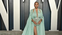 Chrissy Teigen memilih untuk tak menghadiri Oscar 2020 dan menghadiri acara pesta Vanity Fair Oscar 2020. Frazer Harrison/Getty Images