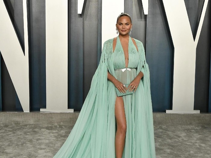 BEVERLY HILLS, CALIFORNIA - FEBRUARY 09: Chrissy Teigen and John Legend attend the 2020 Vanity Fair Oscar Party hosted by Radhika Jones at Wallis Annenberg Center for the Performing Arts on February 09, 2020 in Beverly Hills, California. (Photo by Frazer Harrison/Getty Images)