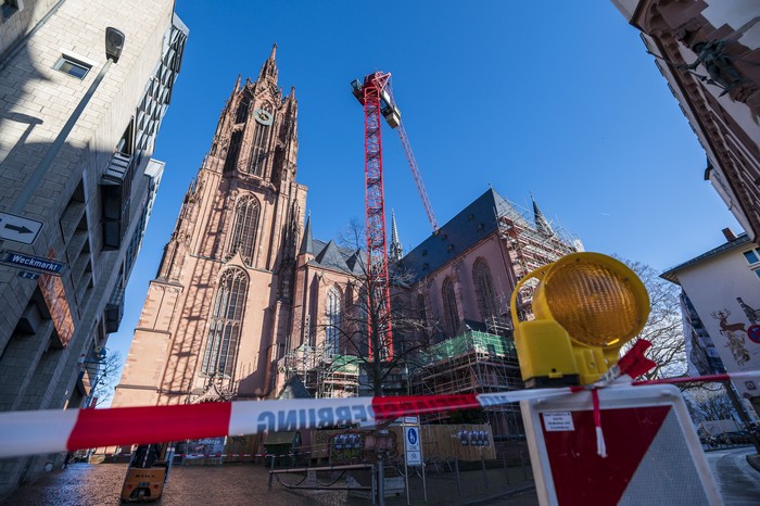 Crane Timpa Atap Gereja Frankfurter Dom Imbas Badai Sabine Badai musim dingin ekstrem yang dikenal dengan sebutan ''Ciara'' atau ''Sabine'' menerjang Jerman. Akibatnya, gereja katedral Frankfurter Dom direnovasi.