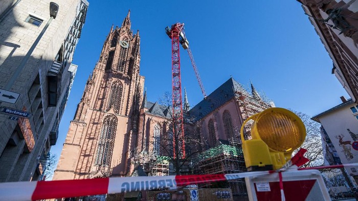 Crane Timpa Atap Gereja Frankfurter Dom Imbas Badai Sabine Badai musim dingin ekstrem yang dikenal dengan sebutan ''Ciara'' atau ''Sabine'' menerjang Jerman. Akibatnya, gereja katedral Frankfurter Dom direnovasi.