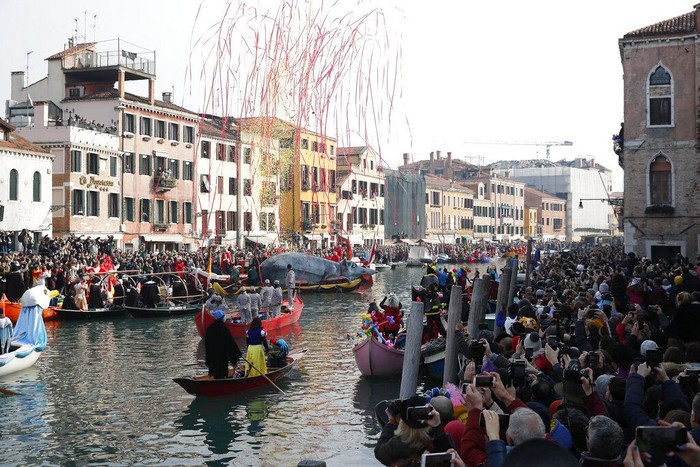 Karnaval Venesia jadi salah satu agenda paling dinanti oleh wisatawan. Tak hanya dimeriahkan dengan parade perahu, karnaval ini makin meriah dengan pesta topeng