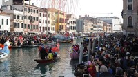 Warga dan wisatawan memadati kawasan Venesia, Italia, untuk ikut serta memeriahkan Karnaval Venesia yang berlangsung pada Minggu (9/2/2020).
