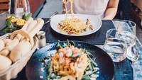 Selain itu, ia juga menyukai makanan khas Italia seperti spaghetti. Dalam momen ini ia juga tampak tak sabar untuk melahap habis makanan tersebut. Foto: Instagram @eljuanpazurita