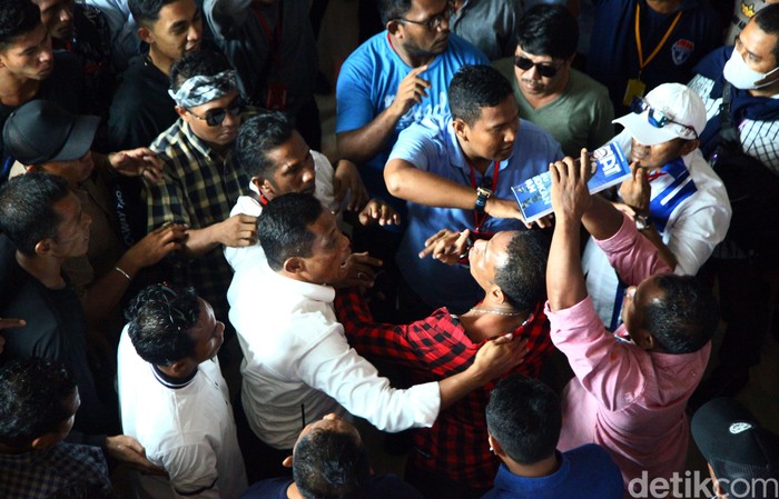 Keributan terjadi di arena Kongres PAN, Kendari, Sultra. Massa meminta panitia pengarah Kongres PAN menutup pendaftaran peserta kongres.