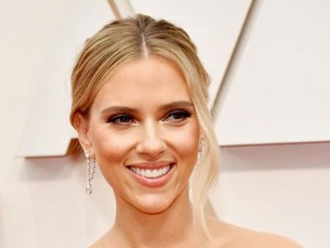Gaya Seksi Scarlett Johansson Pakai Anting Rp 34 M di Oscar 2020