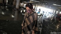 Seorang warga melintas di underpass yang masih dalam tahap pengeringan.