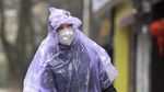 Tak Cuma Masker, Pria China Ini Menutup Kepalanya dengan Plastik