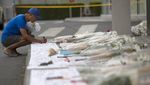 Bunga dan Lilin Hiasi Lokasi Penembakan Brutal di Thailand