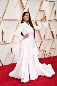Gaya Unik YouTuber Lilly Singh Pakai Celana Sekaligus Gaun di Oscar 2020