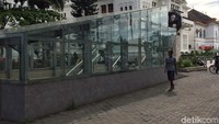 Hingga saat ini, toilet yang juga memiliki fasilitas untuk difabel dan ruang laktasi itu masih digratiskan bagi pengunjung. Seperti dirangkum detikcom, toilet bawah tanah di Jalan Senopati ini dibangun oleh Pemda DIY pada tahun 2017 lalu. Pembangunannya menelan biaya sekitar Rp 5,8 miliar. Toilet ini terdiri dari 12 kamar untuk putri dan 6 kamar untuk putra.