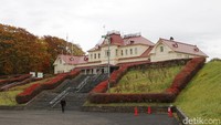 Museum outdoor ini terletak di kawasan Nopporo Shinrin Koen Prefectural Natural Park. Museum yang mirip seperti kota kecil itu dibangun sebagai bagian perayaan 100 tahun Hokkaido. Semua bangunan yang mewakili perkembangan Pulau Hokkaido dari zaman Meiji, Taisho, sampai Showa (mulai dari tahun 1868 sampai tahun 1920-an). Foto: Dadan Kuswaraharja