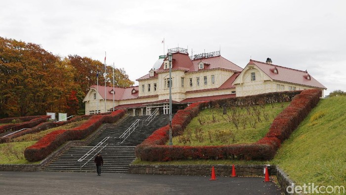 The Historical Village of Hokkaido is an outdoor museum located inside Nopporo Shinrin Koen Prefectural Natural Park. It was built on the 100th anniversary of the foundation of Hokkaido.