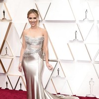 Scarlett Johansson memilih gaun Oscar de la Renta berwarna champagne yang glamor. (Foto: Jordan Strauss/Invision/AP)
