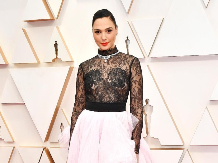 Gal Gadot HOLLYWOOD, CALIFORNIA - FEBRUARY 09: Gal Gadot attends the 92nd Annual Academy Awards at Hollywood and Highland on February 09, 2020 in Hollywood, California. (Photo by Amy Sussman/Getty Images)