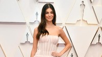 Camila tampil cantik dan seksi dengan dress berpotongan sabrina. Amy Sussman/Getty Images