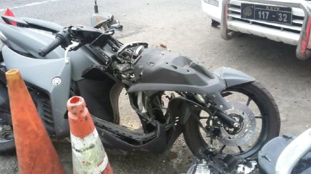 Motor Endi rusak parah usai tertimpa pohon tumbang di Jl Wates, Sleman