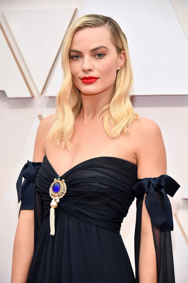 Lipstik merah matte tidak akan pernah salah untuk dipakai dalam kesemapatan formal. Margot Robbie tampil klasik dengan lipstik merah dan rambut bergelombang ala tahun 20-an.  Foto: dok. Getty Images