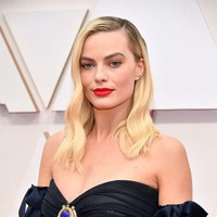 Lipstik merah matte tidak akan pernah salah untuk dipakai dalam kesemapatan formal. Margot Robbie tampil klasik dengan lipstik merah dan rambut bergelombang ala tahun 20-an.  Foto: dok. Getty Images